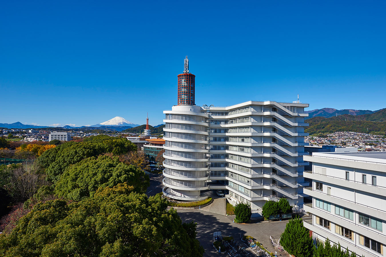 東海大学湘南キャンパス3号館（中央）と富士山（左）